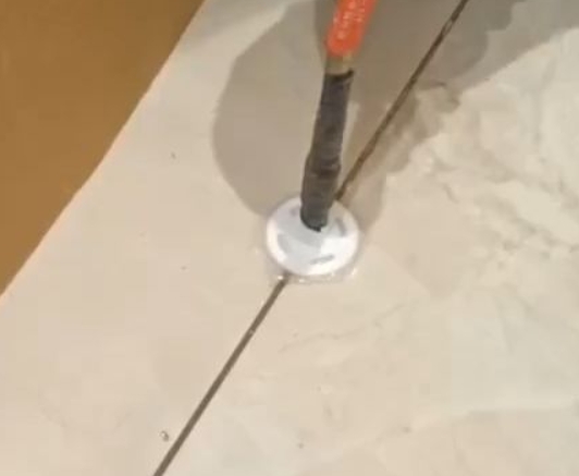 龙沙瓷砖空鼓维修公司专业解答瓷砖在铺贴过程中，如果没有涂抹均匀到位的粘结材料（如水泥砂浆或瓷砖胶），可能会导致以下问题