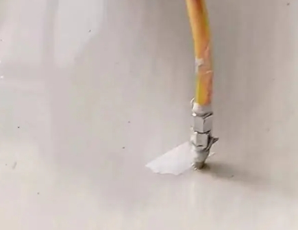 龙沙瓷砖空鼓维修公司专业解答在瓷砖铺贴过程中，如果使用的砂料过粗（如全部使用了粗砂），可能会导致以下问题